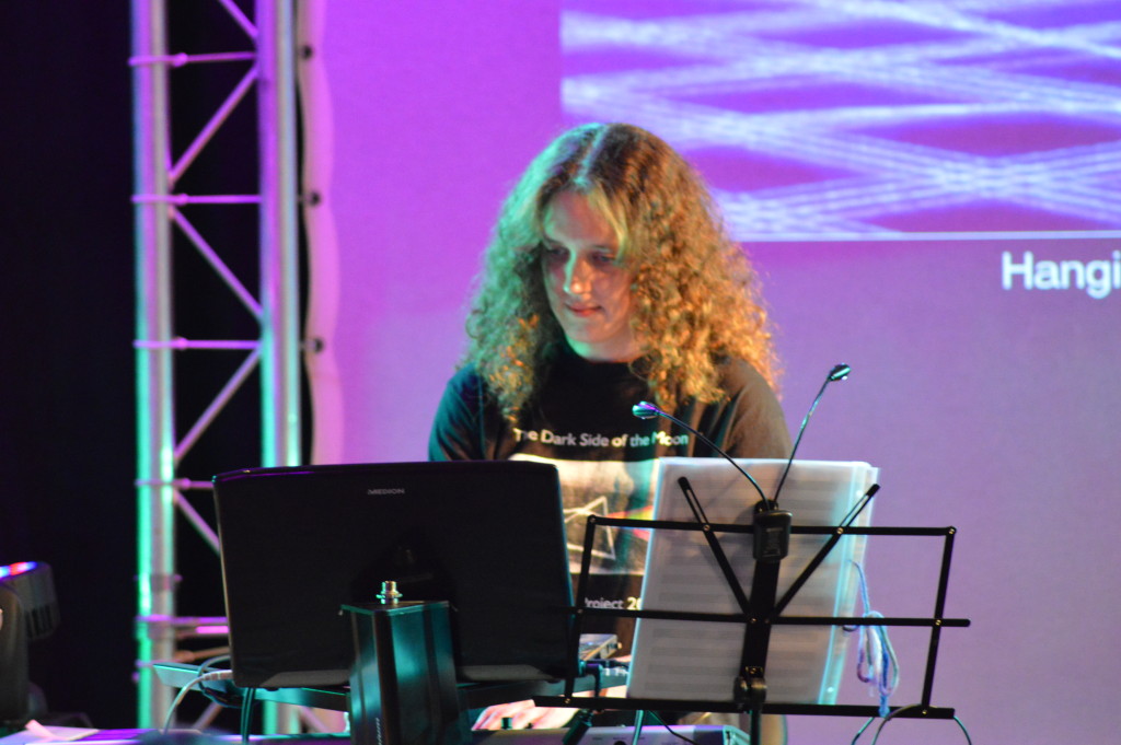 Anika am Keyboard bei der ersten Show