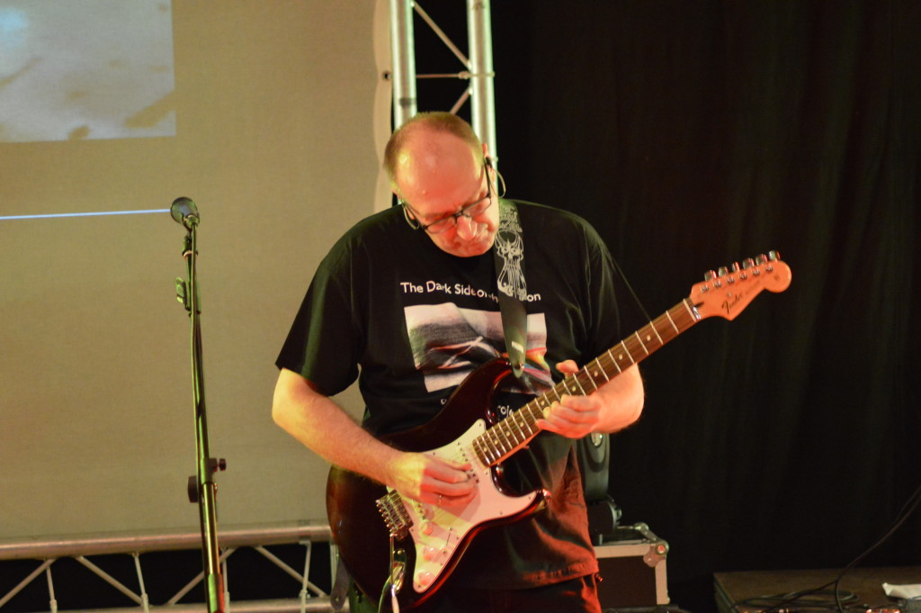 Frank Kölpin an der Gitarre bei der ersten Show