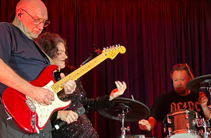 Sängerin Franzi mit Luftgitarre bei Classic Rock Show 2025