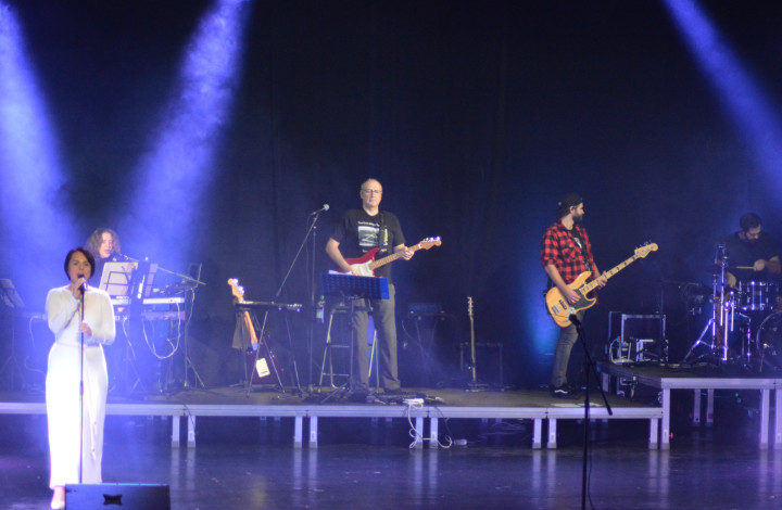 Sängerin Rana mit Band auf der Bühne