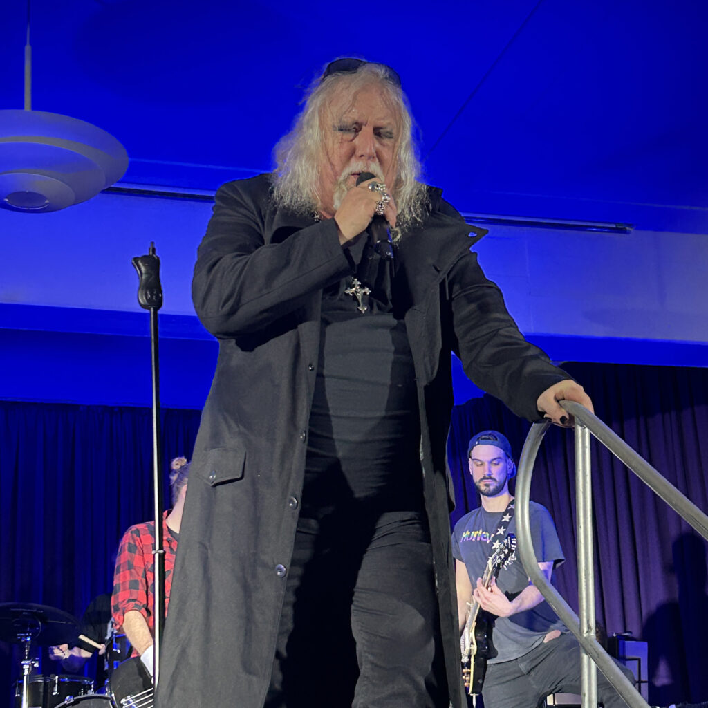 Claus Fischer am singen