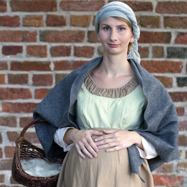Lea Freese als (werdende) Mutter im Chor