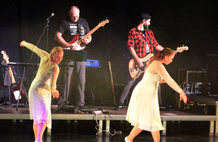 Tänzerinnen mit Band bei Pink Floyd Dance Night